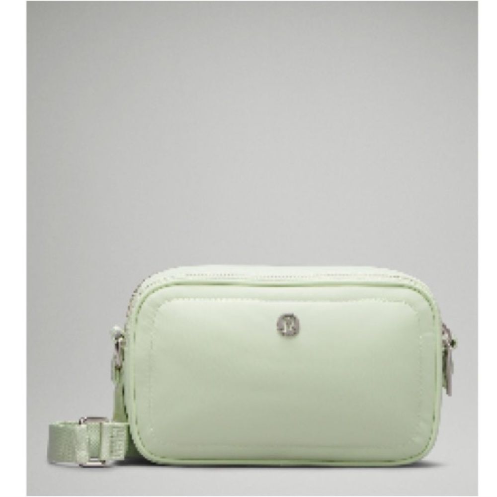 LULULEMON CAMERA BAG Cross body Bog kohlrabi Green yellow sold out NWT